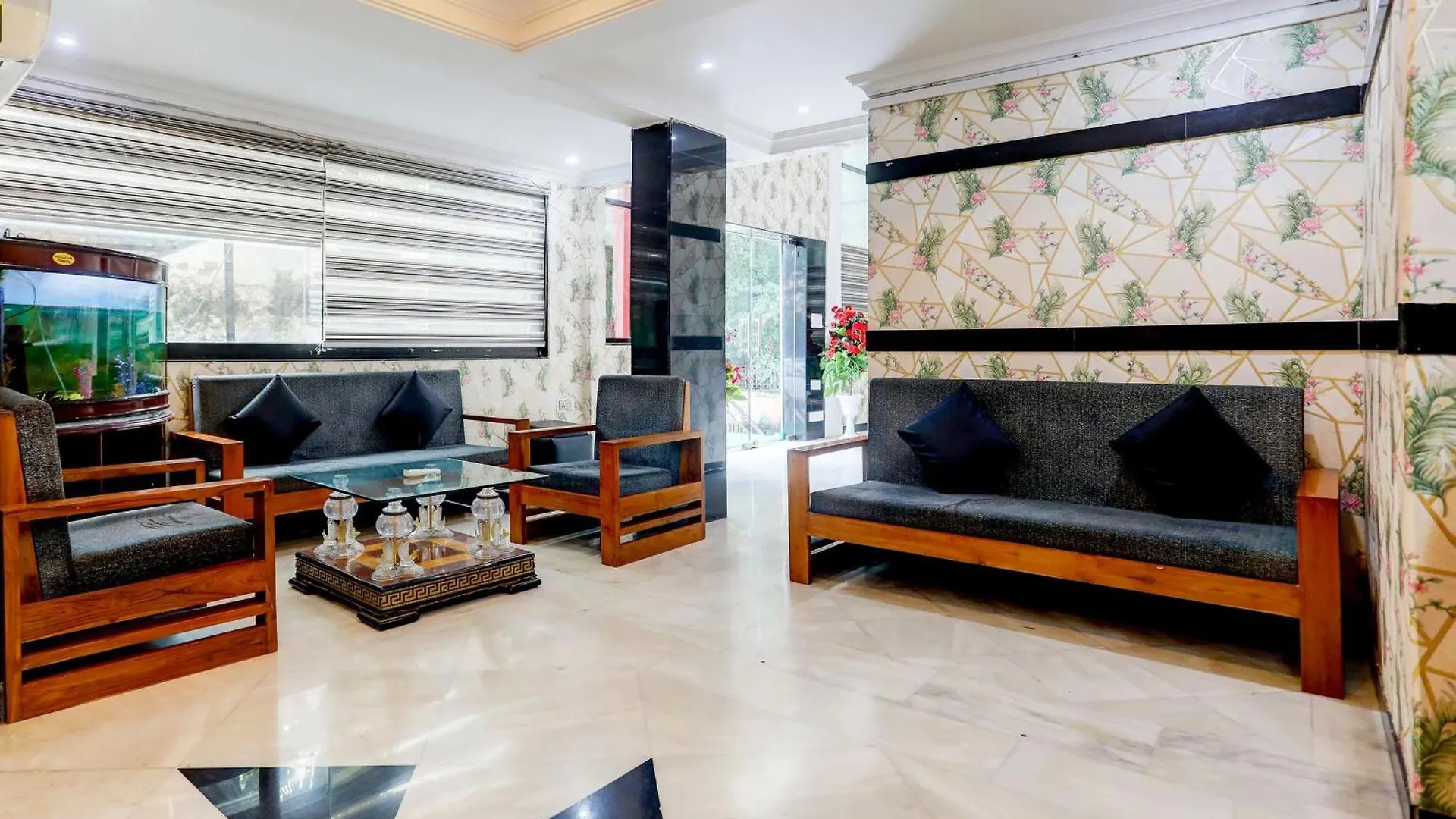 Hotel Super Collection O Lake Palace Road Udaipur